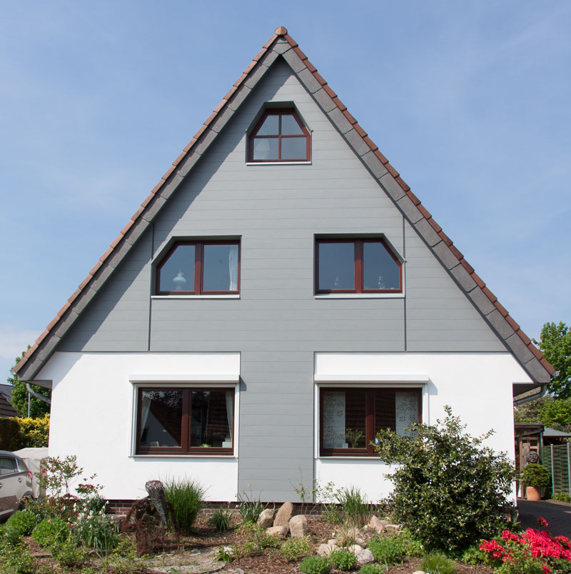 Haus mit Fassadenverkleidung